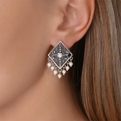{{productViewItem.photos[photoViewList.activeNavIndex].Alt || productViewItem.photos[photoViewList.activeNavIndex].Description || 'Серьги из серебра с жемчугом'}}