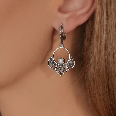 {{productViewItem.photos[photoViewList.activeNavIndex].Alt || productViewItem.photos[photoViewList.activeNavIndex].Description || 'Серьги из серебра с жемчугом'}}