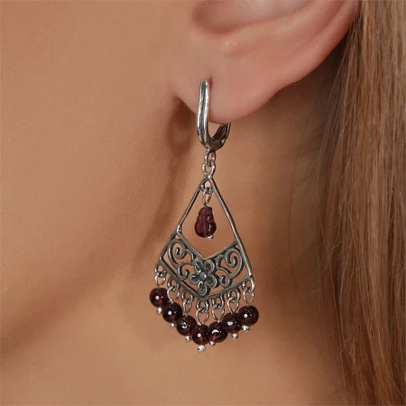 {{productViewItem.photos[photoViewList.activeNavIndex].Alt || productViewItem.photos[photoViewList.activeNavIndex].Description || 'Серьги из серебра с гранатом'}}