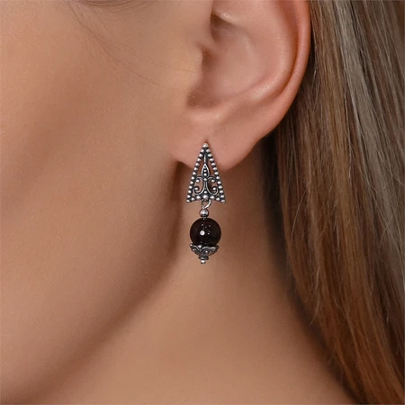 {{productViewItem.photos[photoViewList.activeNavIndex].Alt || productViewItem.photos[photoViewList.activeNavIndex].Description || 'Серьги из серебра с гранатом'}}