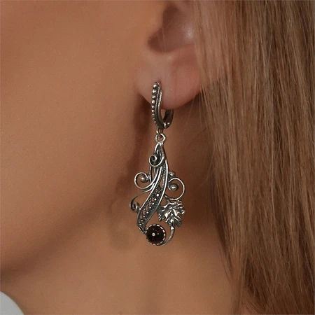 {{productViewItem.photos[photoViewList.activeNavIndex].Alt || productViewItem.photos[photoViewList.activeNavIndex].Description || 'Серьги из серебра с гранатом'}}