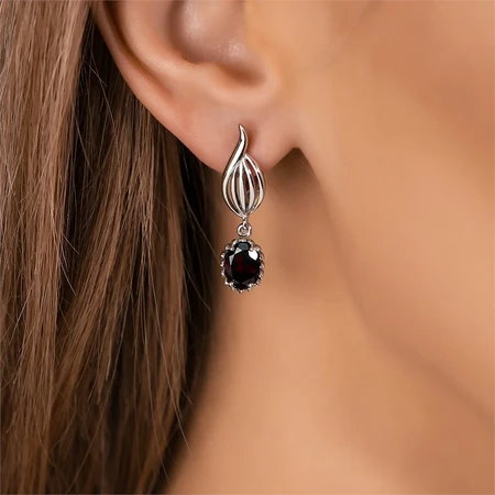 {{productViewItem.photos[photoViewList.activeNavIndex].Alt || productViewItem.photos[photoViewList.activeNavIndex].Description || 'Серьги из серебра с гранатом'}}