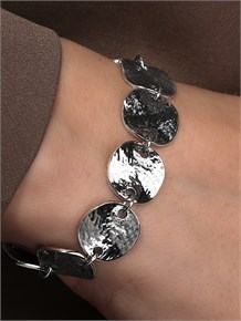 {{productViewItem.photos[photoViewList.activeNavIndex].Alt || productViewItem.photos[photoViewList.activeNavIndex].Description || 'Браслет из серебра в этно стиле'}}