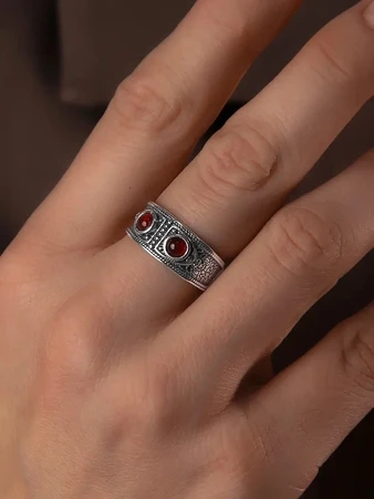 {{productViewItem.photos[photoViewList.activeNavIndex].Alt || productViewItem.photos[photoViewList.activeNavIndex].Description || 'Кольцо из серебра ЭТНО с сердоликом'}}