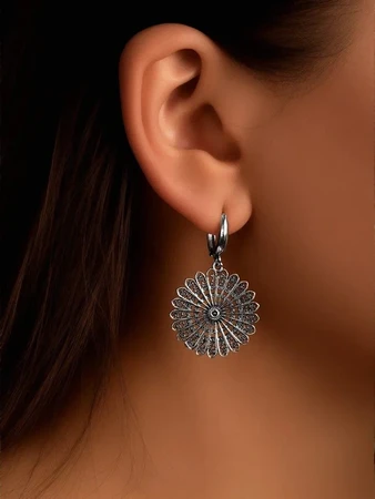 {{productViewItem.photos[photoViewList.activeNavIndex].Alt || productViewItem.photos[photoViewList.activeNavIndex].Description || 'Серьги из серебра'}}