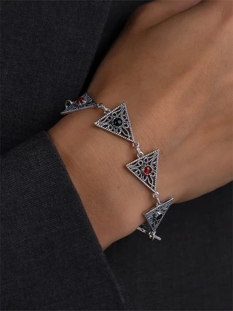 {{productViewItem.photos[photoViewList.activeNavIndex].Alt || productViewItem.photos[photoViewList.activeNavIndex].Description || 'Браслет из серебра с сердоликом и агатом'}}