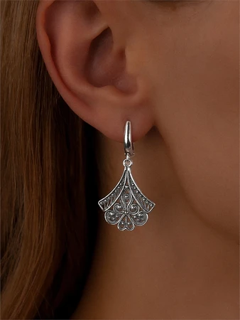 {{productViewItem.photos[photoViewList.activeNavIndex].Alt || productViewItem.photos[photoViewList.activeNavIndex].Description || 'Серьги из серебра'}}