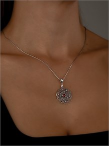 {{photo.Alt || photo.Description || 'Кулон из серебра с сердоликом'}}