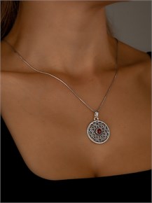 {{photo.Alt || photo.Description || 'Кулон из серебра с сердоликом'}}